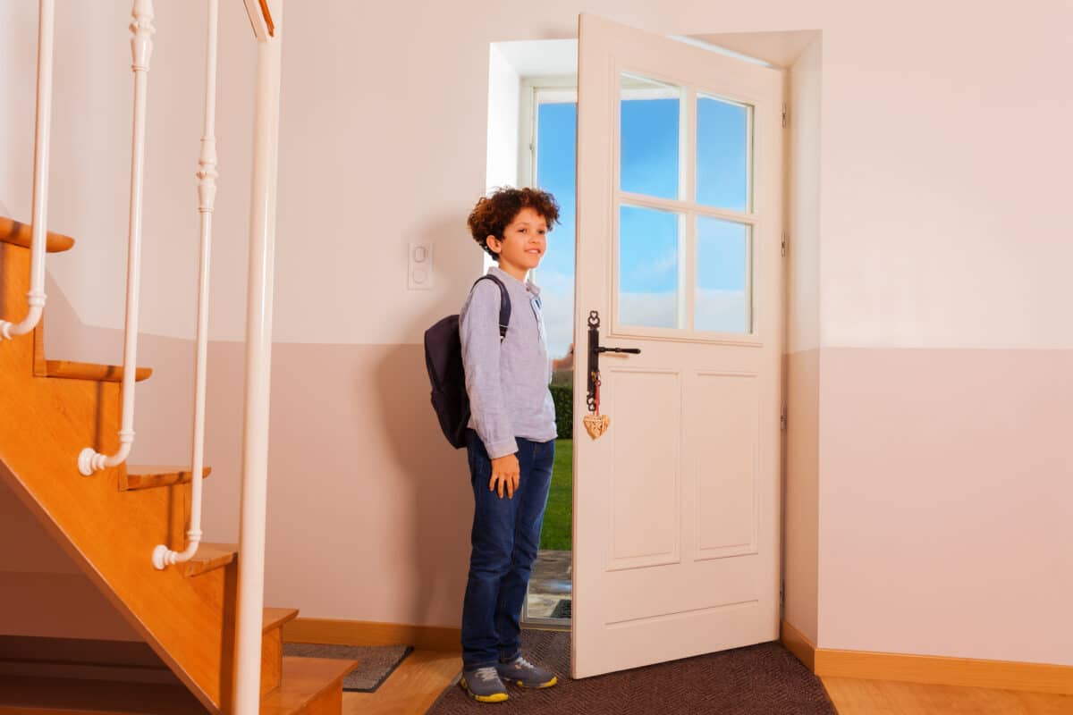 Мальчик приходит утром в школу. Мальчишки в коридоре. Школьник заглядывает в дверь. Мальчик в коридоре. Школьники в коридоре.